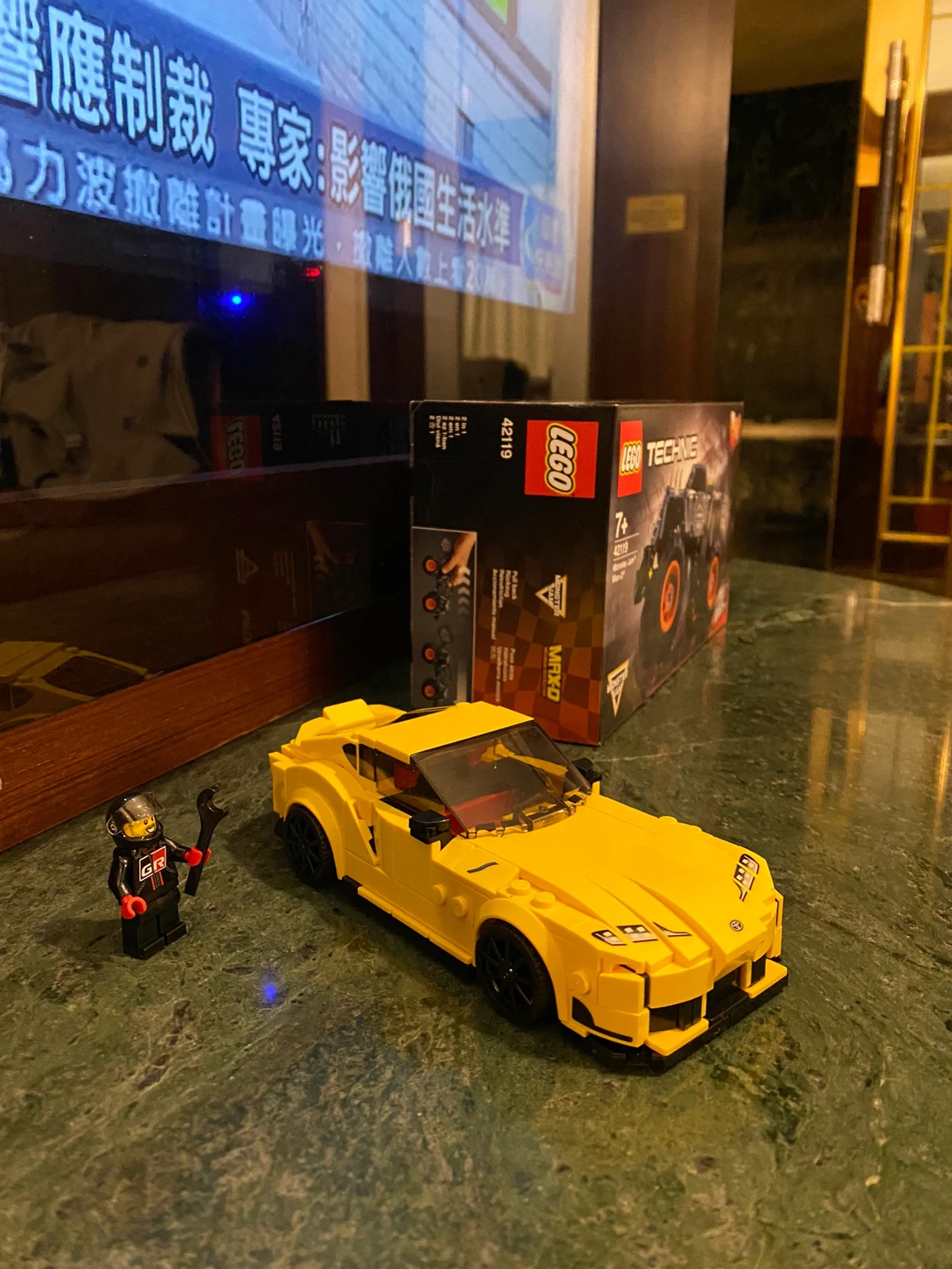 3豪车奔驰开车(成年人的世界不存在永恒的山 )-喵神素材库