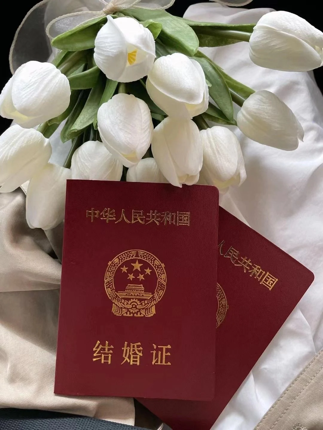 鲜花结婚证秀恩爱情侣领证(爱是两个富足的人相互交换,而不是两个贫瘠的人相互乞讨！ )-喵神素材库