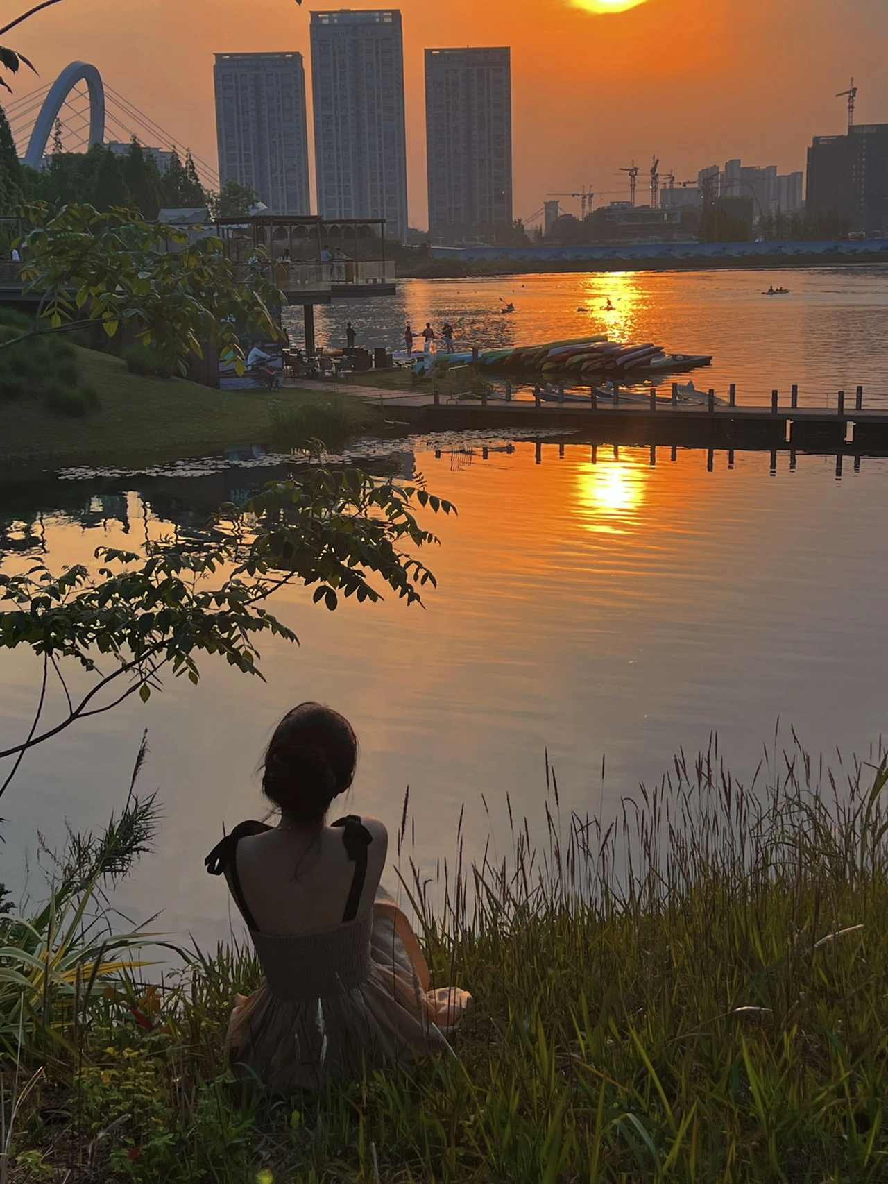 日落景色美女背影湖水(6点多的时候和闺蜜在湖边等日落 夕阳快落下染红了半边天的一刻 湖面波光粼粼真的超美治愈)-喵神素材库
