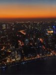 上海夜景城市日落拍照(魔都的夜景真是太绝了！！·夜幕降临前夕，落日与黑夜共存的三十分钟里，\\t坐在窗边静静看了一会橘色天空。\\t金茂塔尖在黑夜中被最后一刻的晚霞，照得灿烂。)-喵神素材库