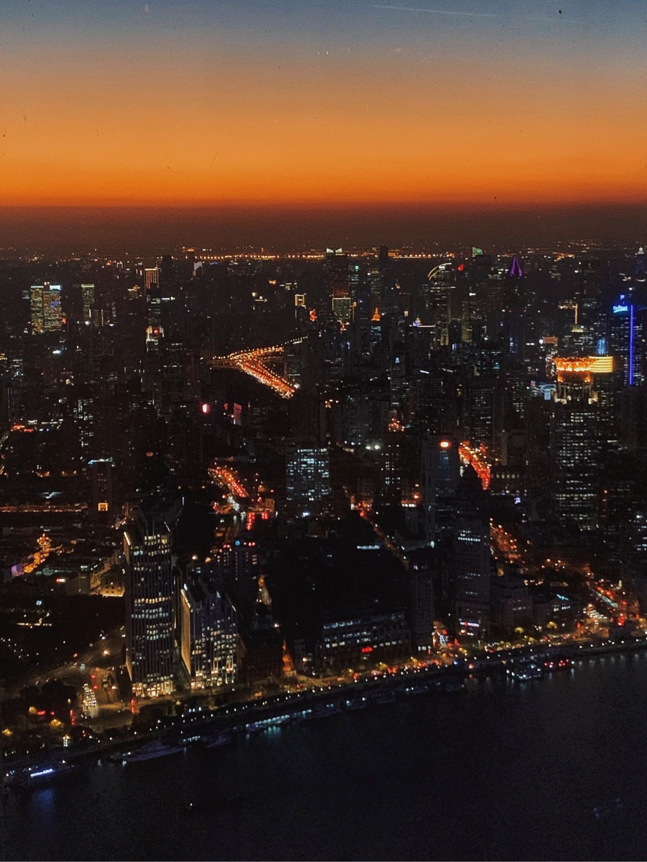 上海夜景城市日落拍照(魔都的夜景真是太绝了！！·夜幕降临前夕，落日与黑夜共存的三十分钟里，\\t坐在窗边静静看了一会橘色天空。\\t金茂塔尖在黑夜中被最后一刻的晚霞，照得灿烂。)-喵神素材库