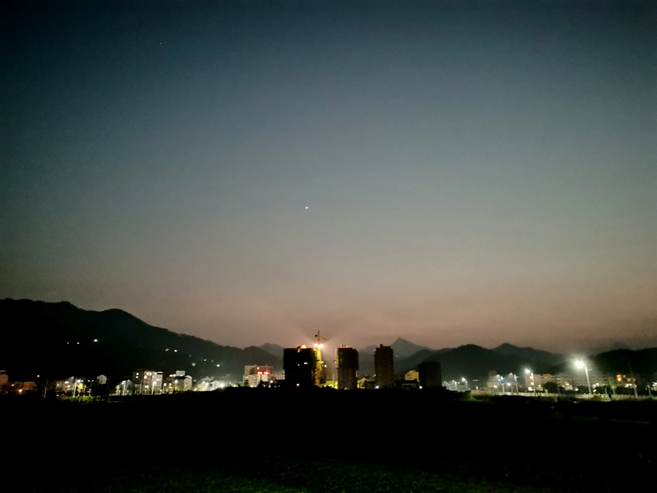 傍晚日落山白云夕阳(忙碌一天，人困马也乏，夜幕终于降临了…… )-喵神素材库