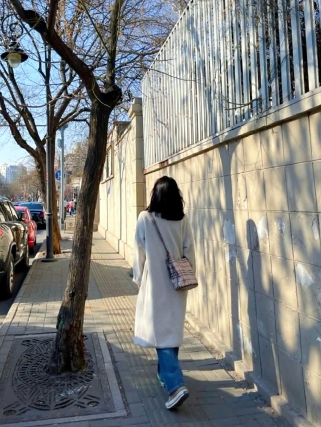美女穿搭身材散步(生活，就是自己过起来舒服，而不是让别人看你过得舒服。” )-喵神素材库