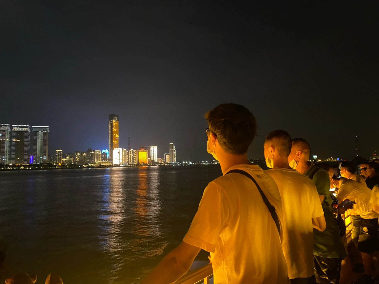 傍晚散步夜景(当你心里有疑问时，其实很多时候你已经有答案啦。 )-喵神素材库