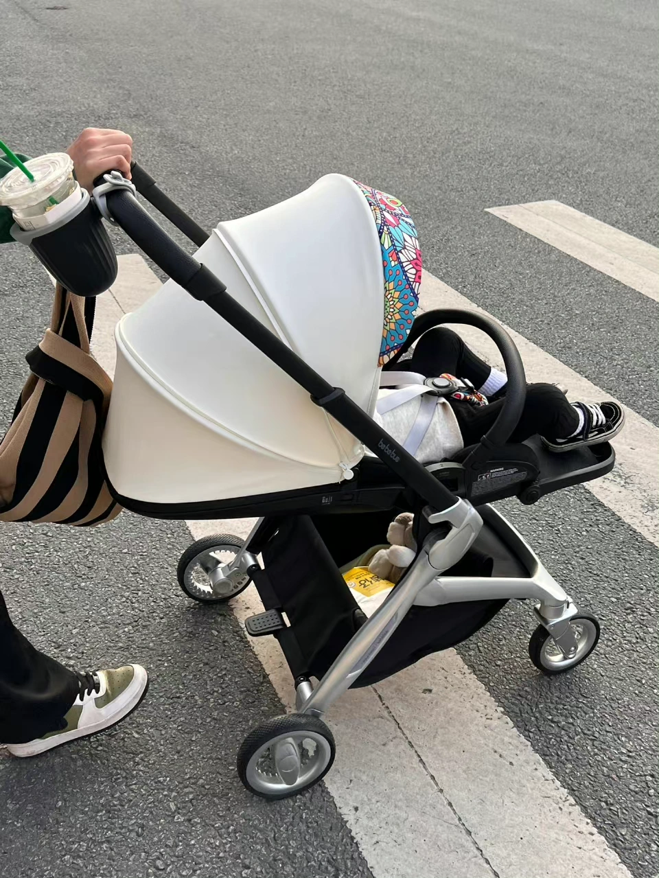 婴儿车逛街散步(真羡慕许仙和白素贞,人俩生完孩子,一个出家一个进塔,不用带孩子也不用辅导作业,等俩人一出塔,孩子都中状元了。 )-喵神素材库