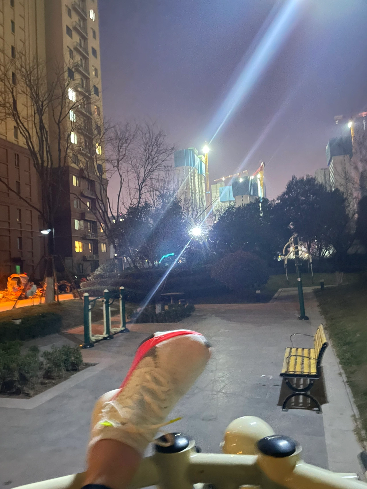 晨跑跑步运动健身打卡(碎片时间7⃣️公里打卡最近疫情又开始遍布原计划3月的旅行✈️为了安全开始退机票和酒店那就好好的健身跑步)-喵神素材库