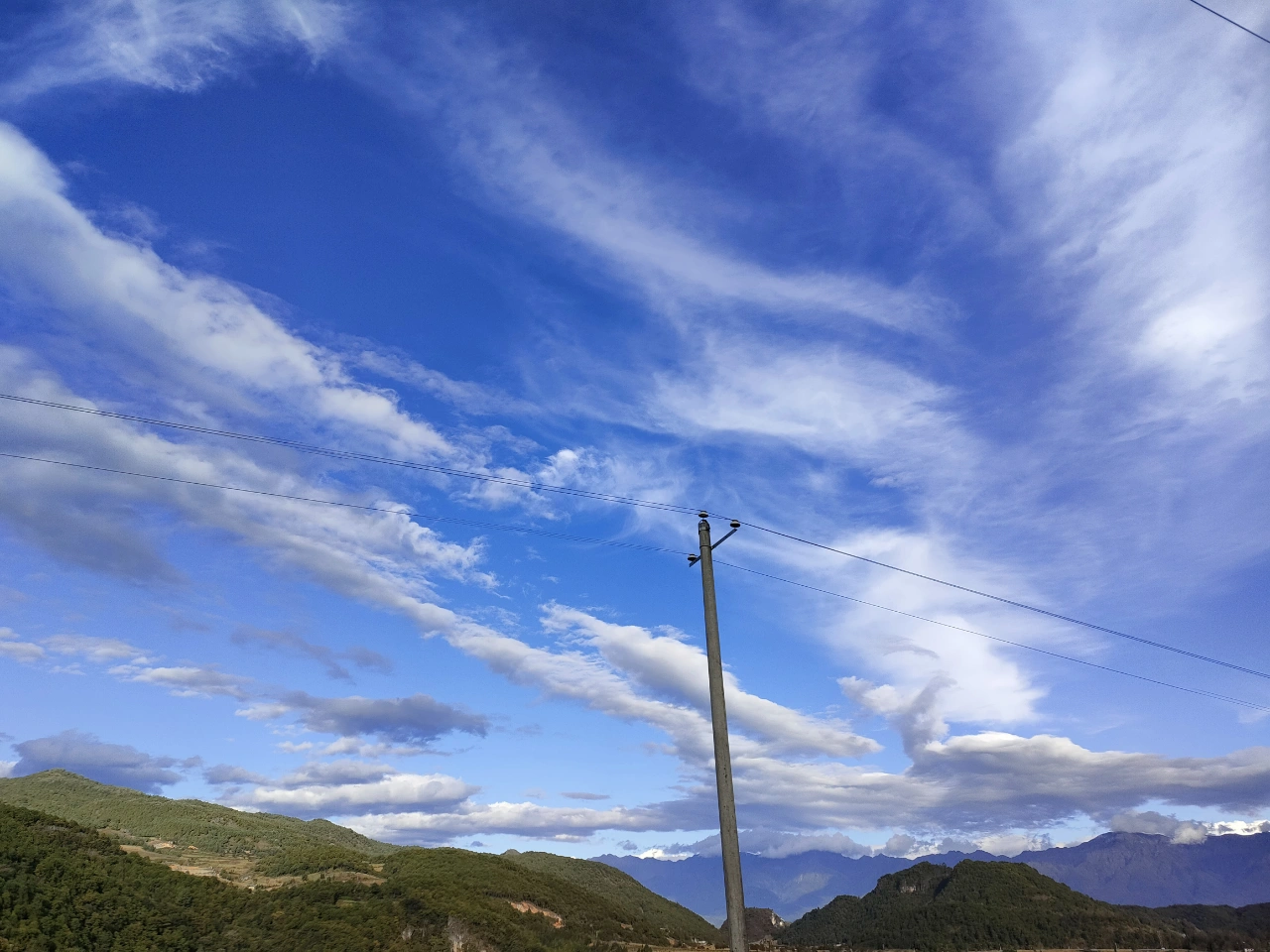 影子散步拍照天空景色(拍个照，比个耶)-喵神素材库