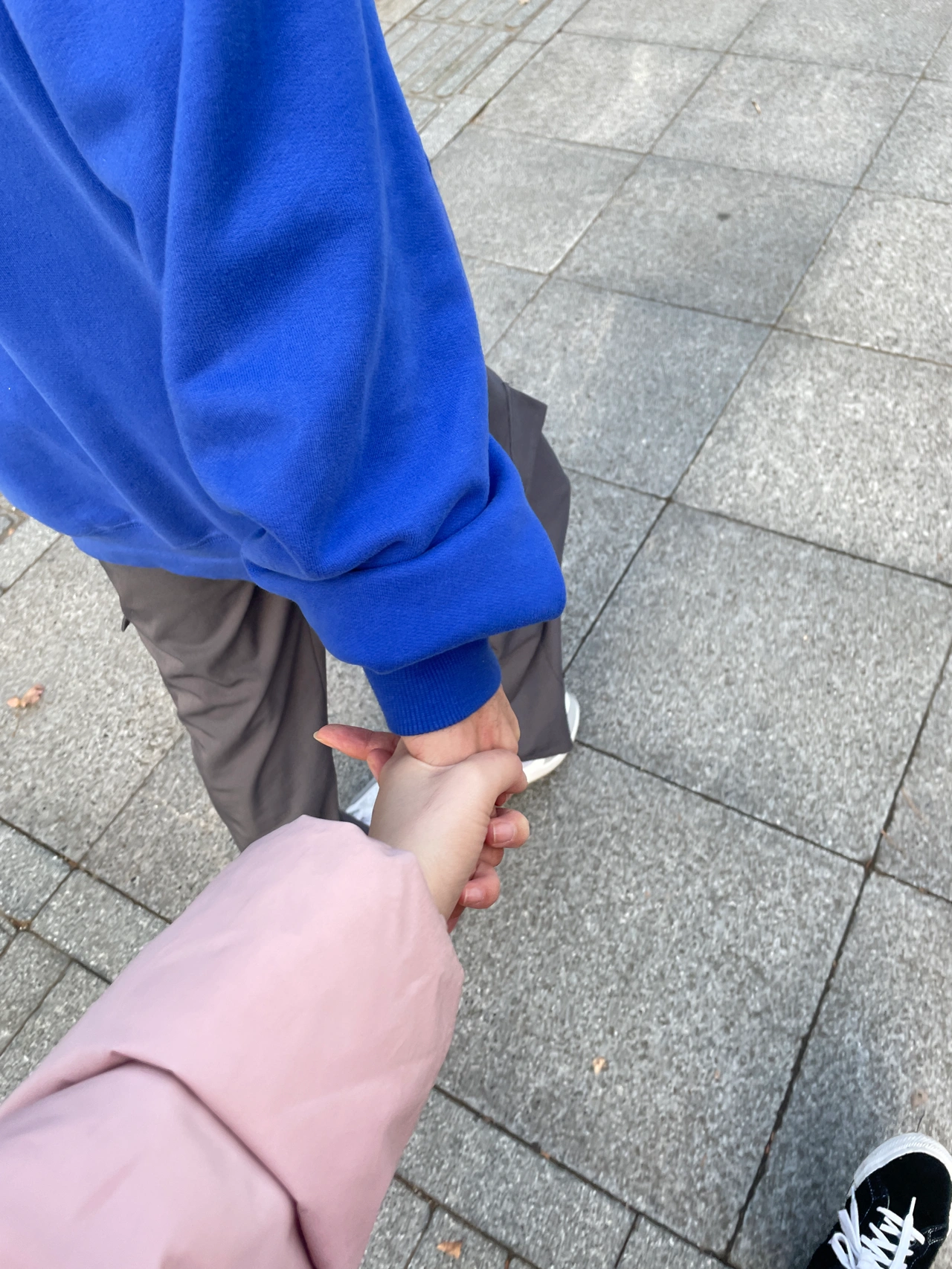 牵手秀恩爱情侣散步(不露脸秀恩爱)-喵神素材库
