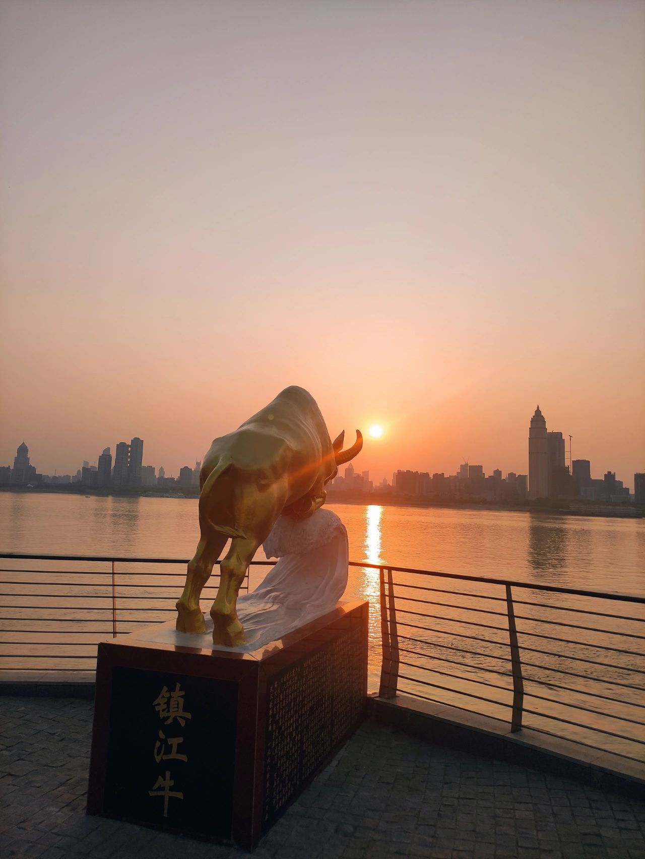 落日夕阳晚霞江边散步摄影(江边落日。 )-喵神素材库