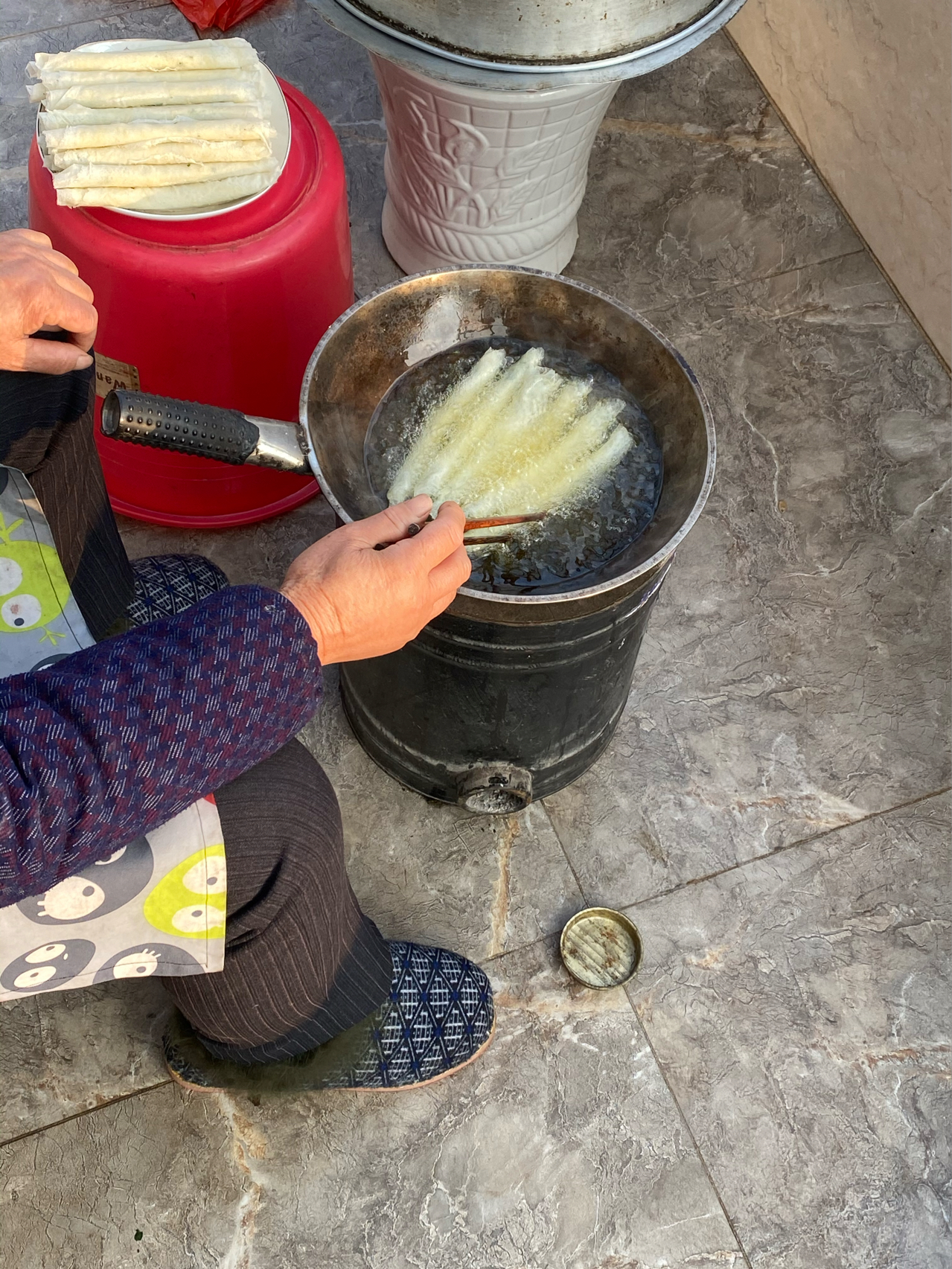 2炸春卷小吃美食(奶奶炸的春卷也太绝了吧 小时候的味道～)-喵神素材库