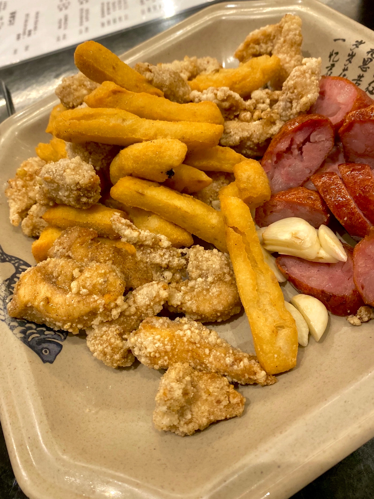 小吃拼盘广州美食特色台湾小吃逛街(小吃拼盘 甜不辣 香肠 鸡米花蚵仔煎抹茶撅饼)-喵神素材库
