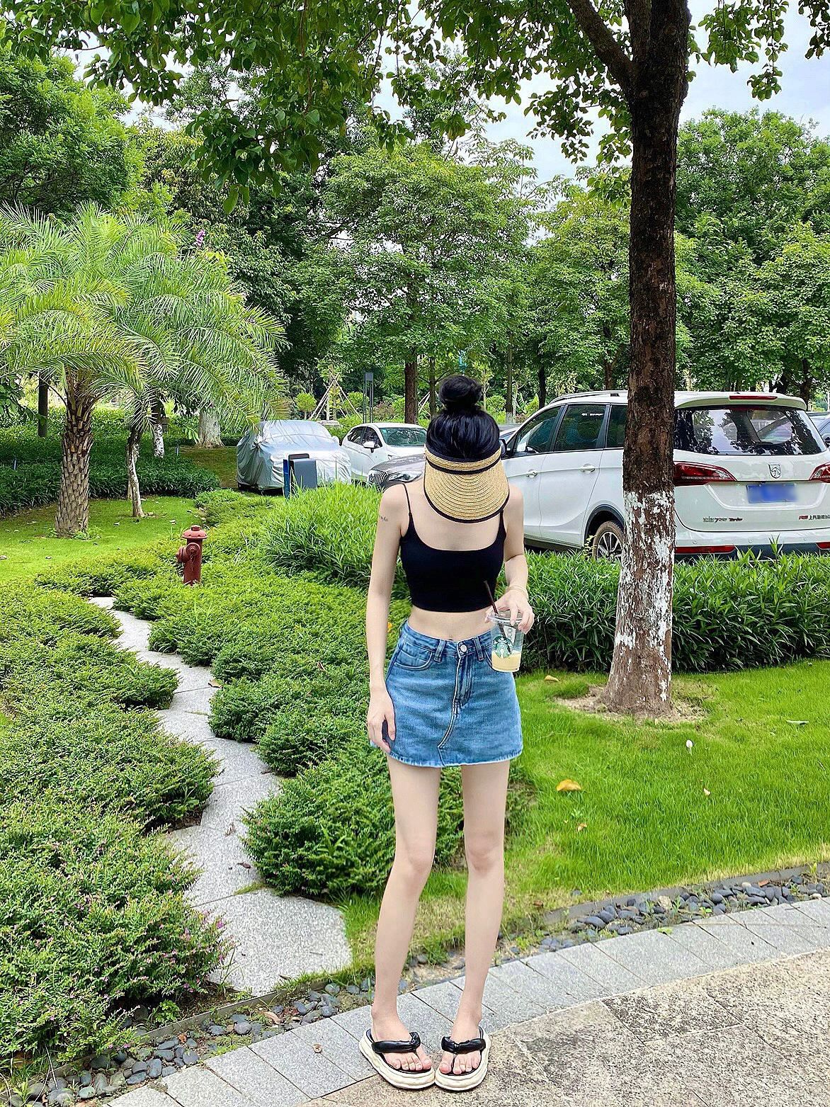 美女穿搭身材饮料散步(浅浅的蓝色好适合夏天)-喵神素材库