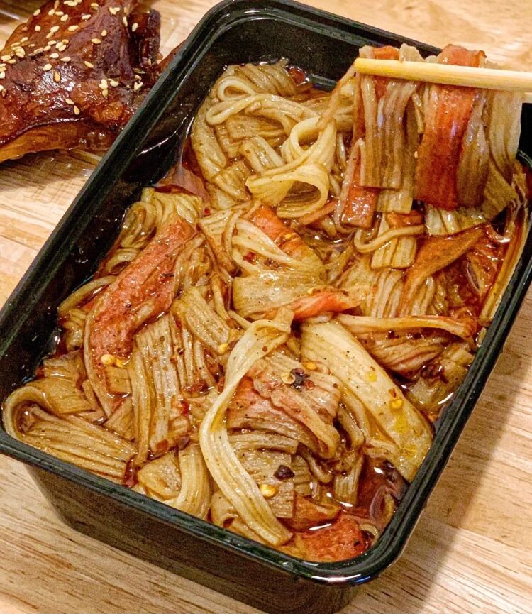美食小吃麻辣蟹棒外卖(等疫情结束后，一定去青岛再炫一次这个麻辣蟹棒 )-喵神素材库