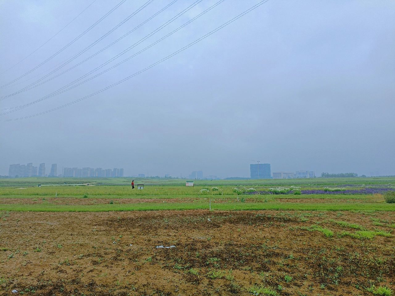晨跑风景摄影(前面空旷的场地，眼前一亮，心也宽广了)-喵神素材库