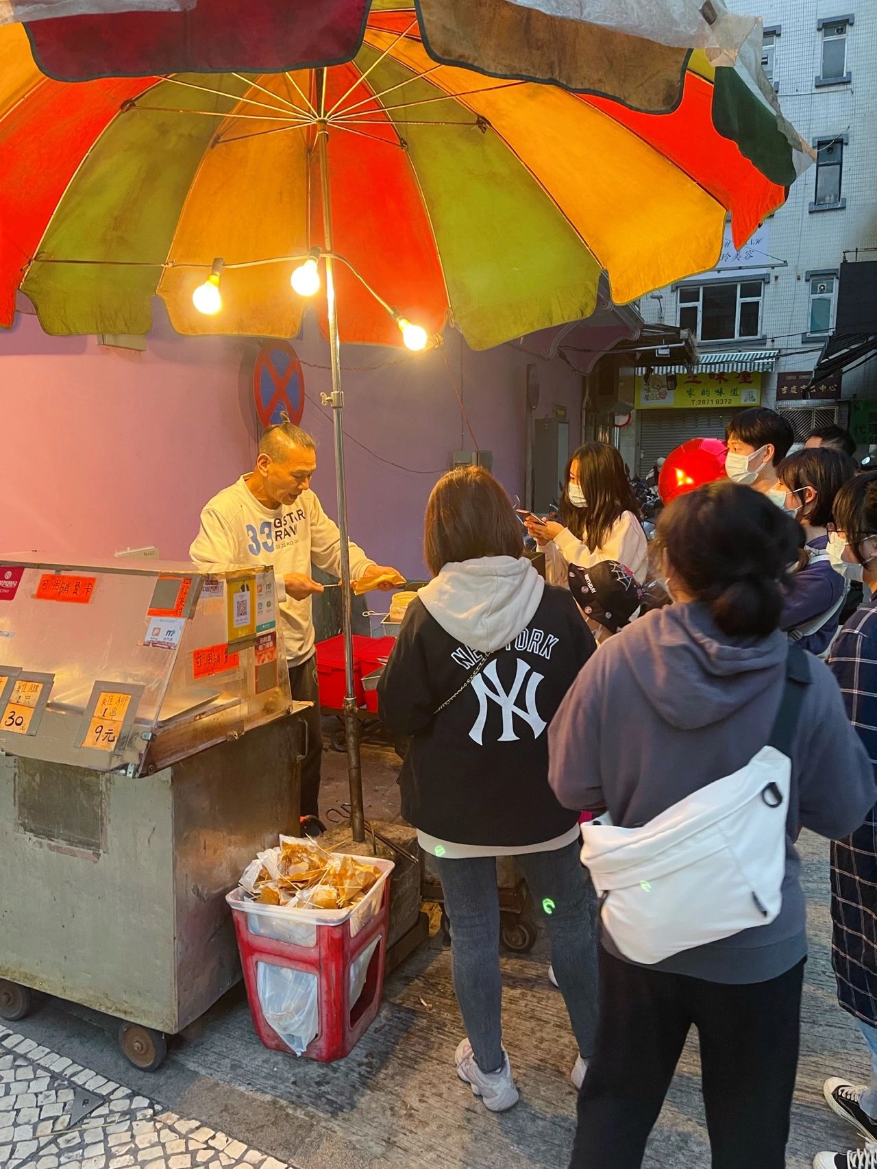 烧烤路边摊小吃排队(路过闻到香味而来的！)-喵神素材库