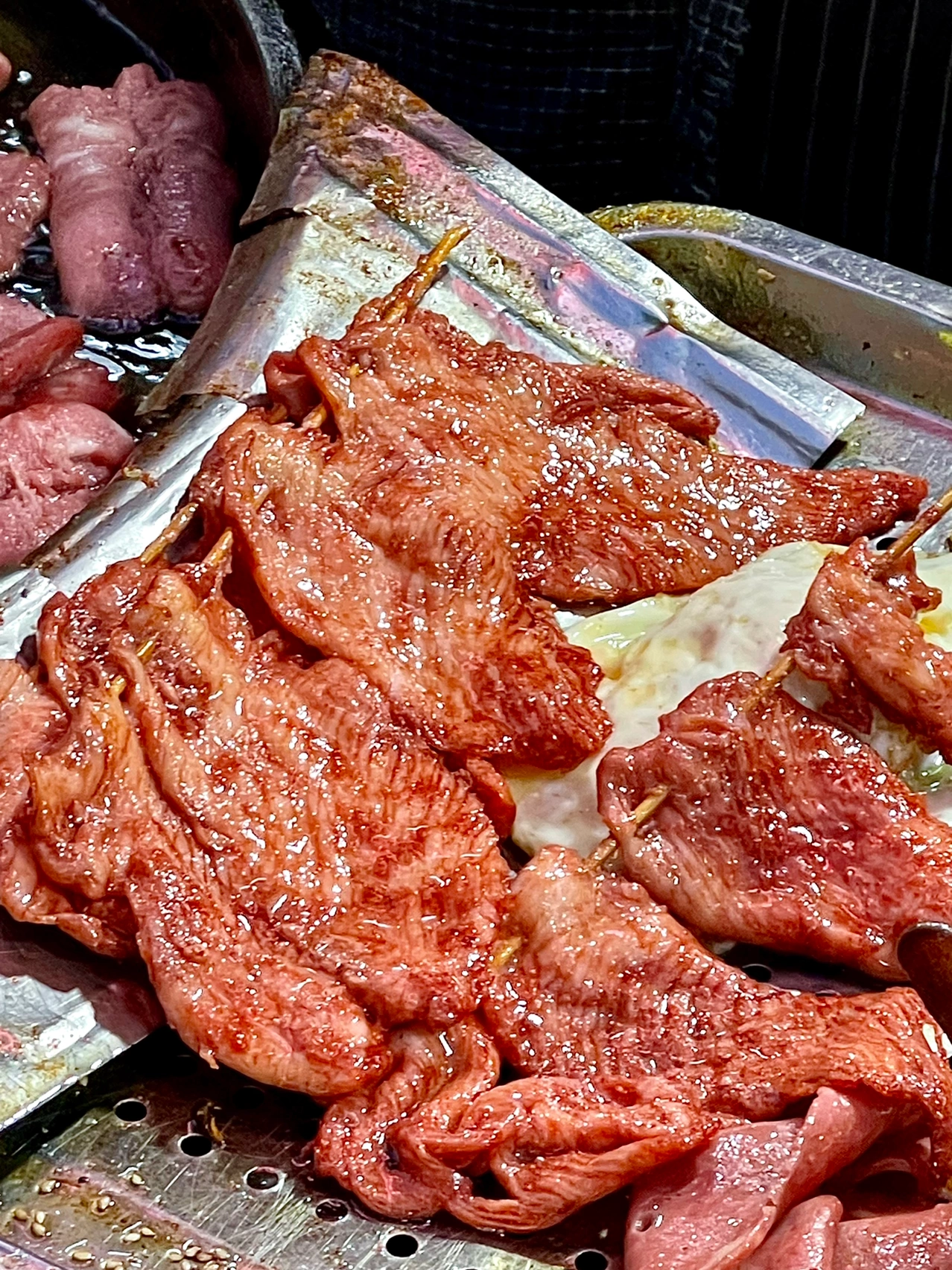 路边摊烤肉小吃街(全南京最好吃的大里脊肉 5块钱一串4片肉串一起像个小旗子 在油锅里闪着光嫩嫩的香香的)-喵神素材库