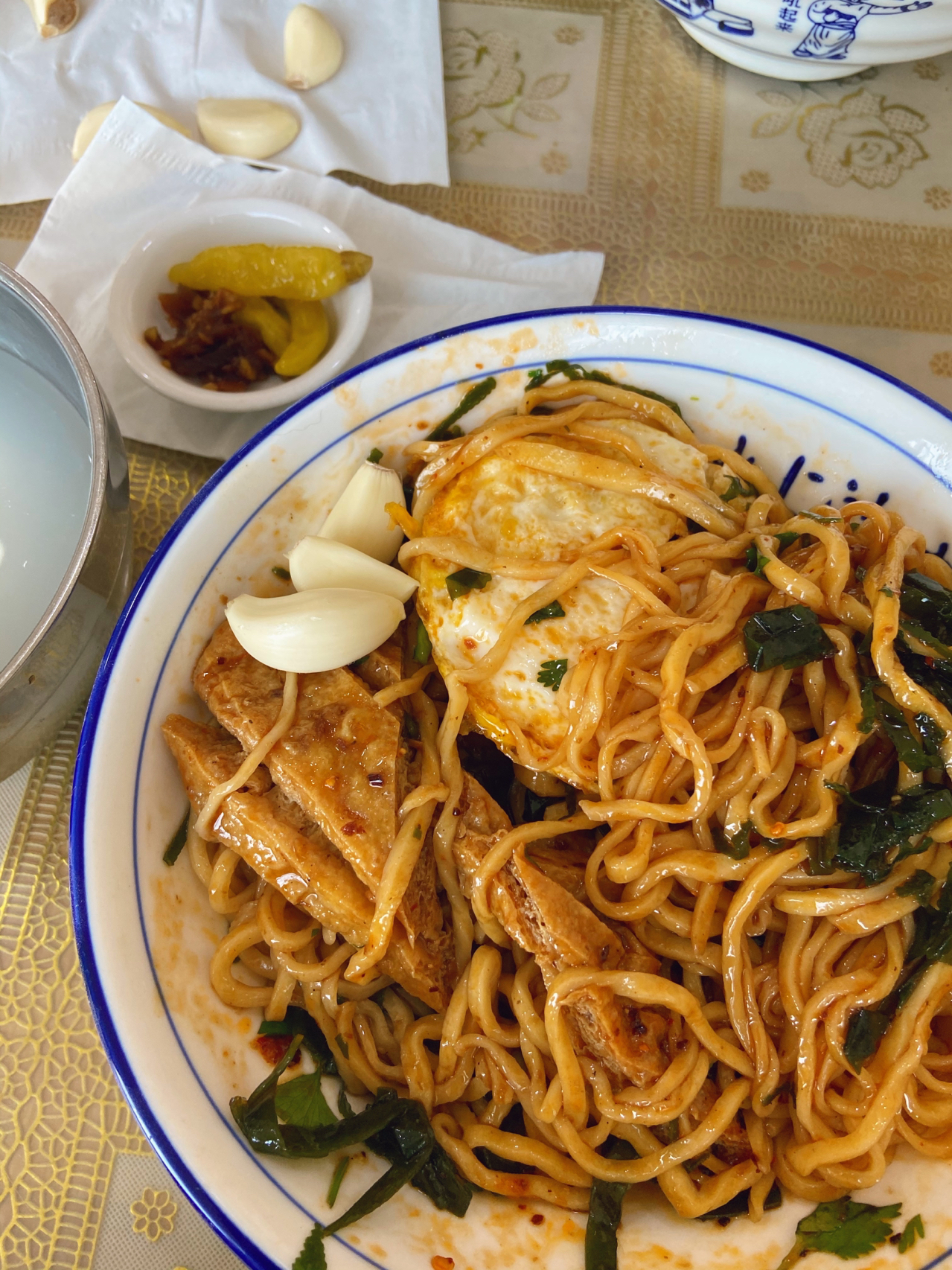美食吃饭小吃(发现一家好吃的面馆～他们家是手擀面哦 不是拉面～之前听朋友安利 今天来尝尝 果然是很nice可以说是物美价廉 浇头很多种类 关键是煎蛋才一元一个！！ )-喵神素材库