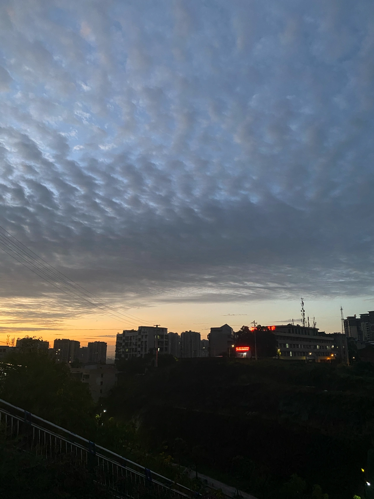 晨跑运动锻炼风景运动手表(半夜两点突然醒了，然后就一直睡不着。。。今天少跑点 )-喵神素材库