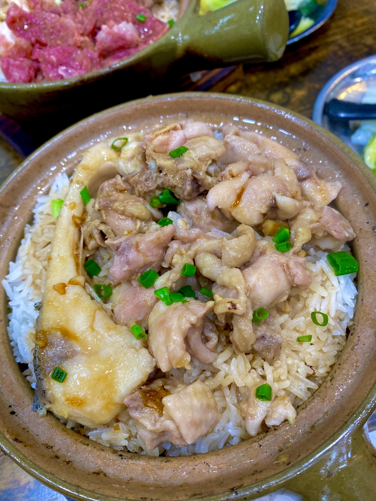 广州美食煲仔饭广州美食街边小吃广州早茶(煲仔饭的米饭是蕞好吃的 没有之一感觉煲仔饭的精华都在饭里米饭下面有锅巴米饭也是米粒分明真的超级好吃太爱这口了)-喵神素材库