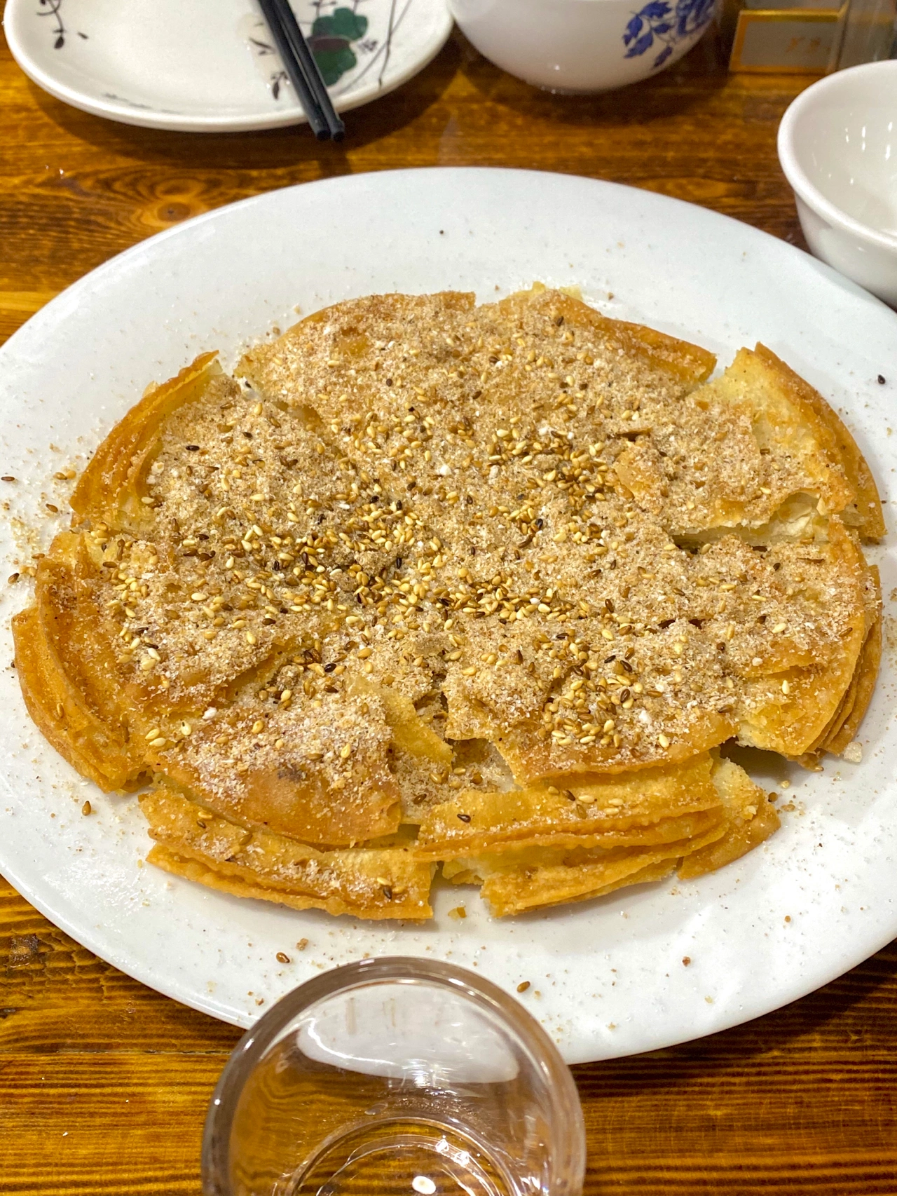 美食广州小吃煲仔鸡(跟朋友出去吃鸡煲的店里点的当时问了一下 突然忘了名字叫什么了这个吃起来香香脆脆的 很好吃上面一层白糖 但是吃起来不会很甜夹着芝麻特别香)-喵神素材库