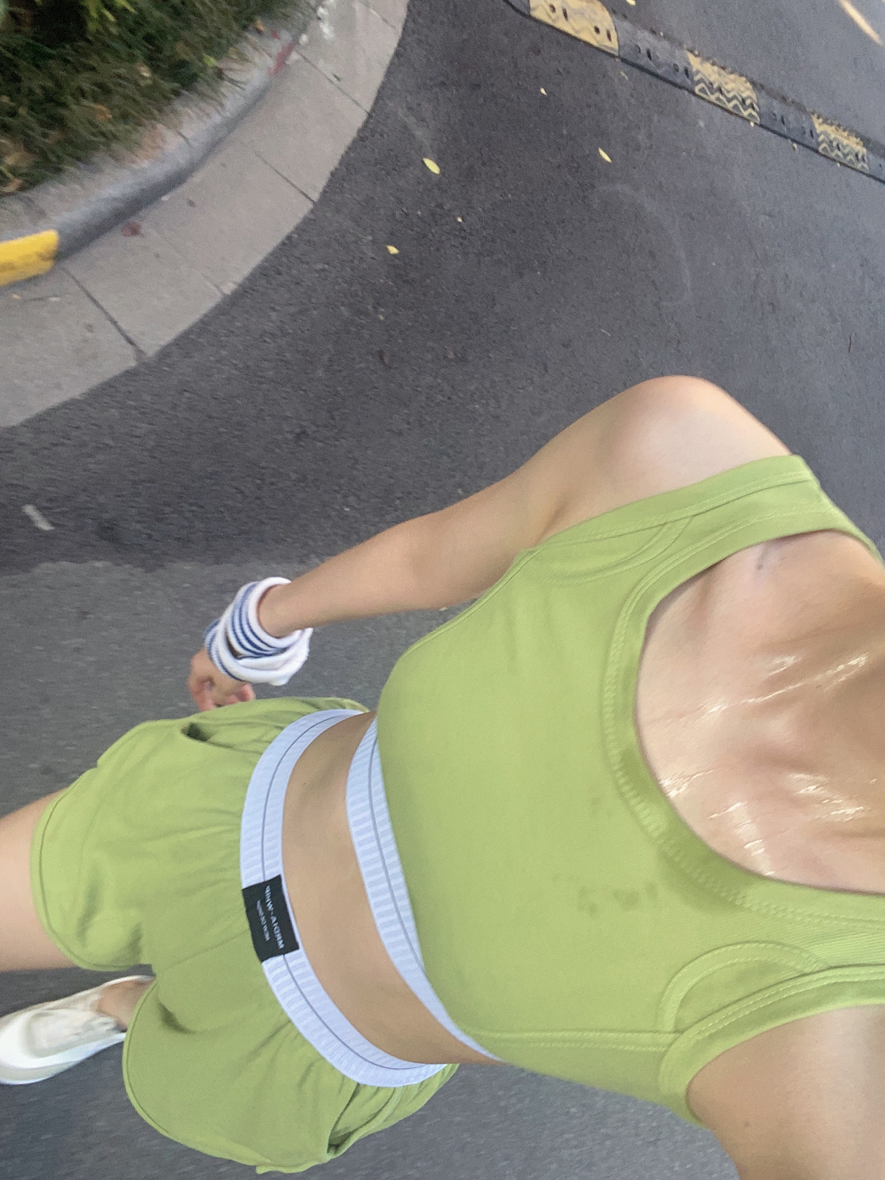 2晨跑煎蛋运动健身穿搭自拍早晨(早5:30晨跑打卡5公里，爽！煎个鸡蛋8吧！)-喵神素材库