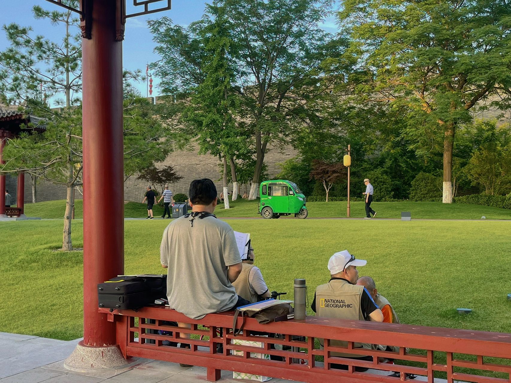 公园散步看书兄弟聚会( 一起去散步)-喵神素材库
