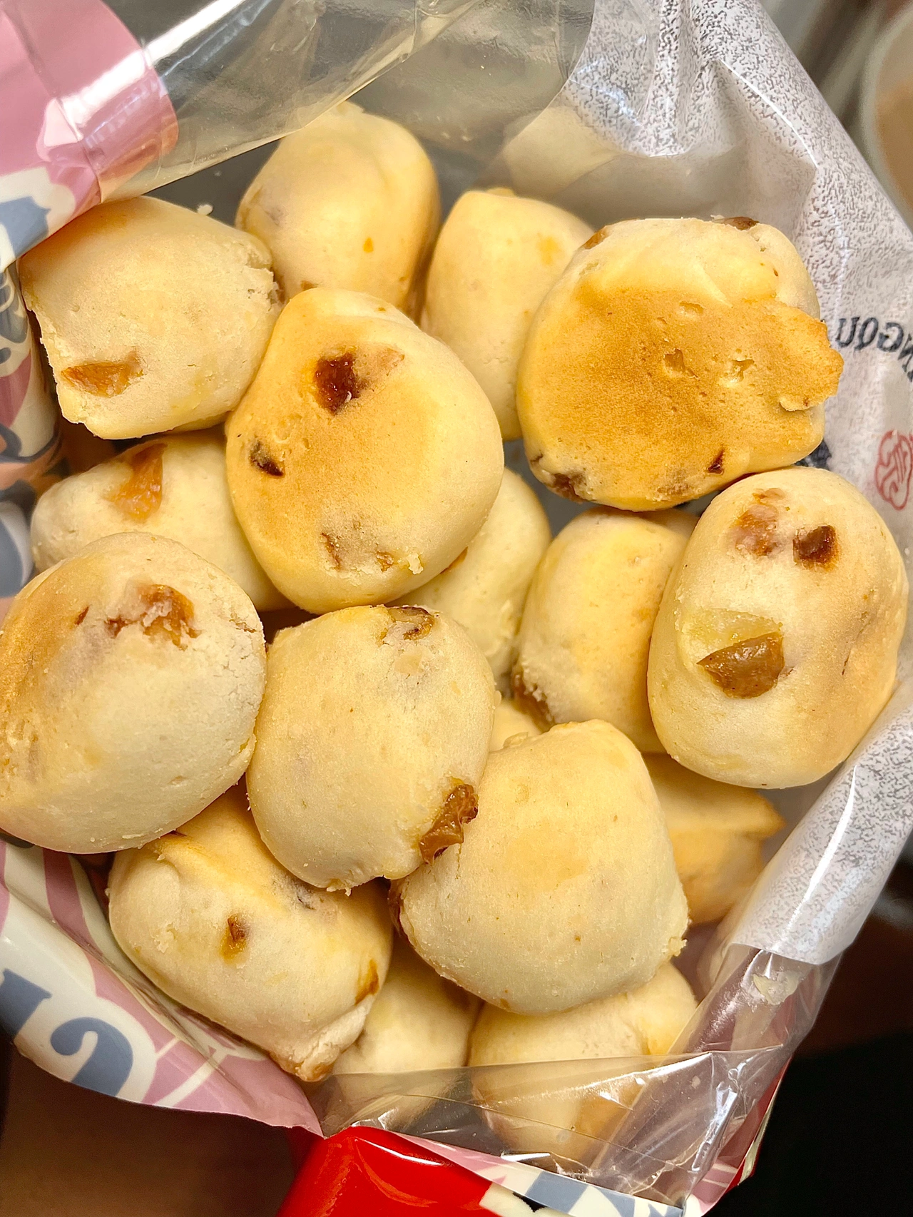 零食小吃好吃美味(一分钟炫完，随手买的麻薯小小一个没想到还挺好吃诶是提子味的，咬下去有点Q弹！好吃！)-喵神素材库
