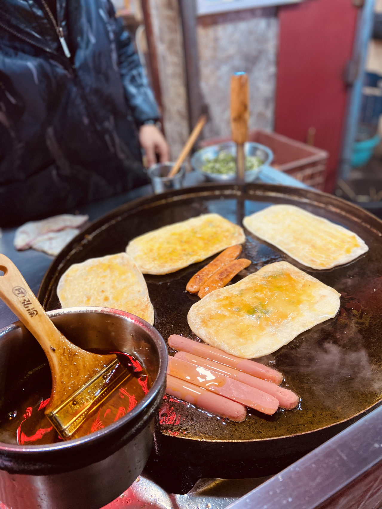 美食路边摊小吃(跟着我弟弟来了女人街 我给他推荐了这个鸡蛋饼 来女人街一定要次的东西❕.)-喵神素材库