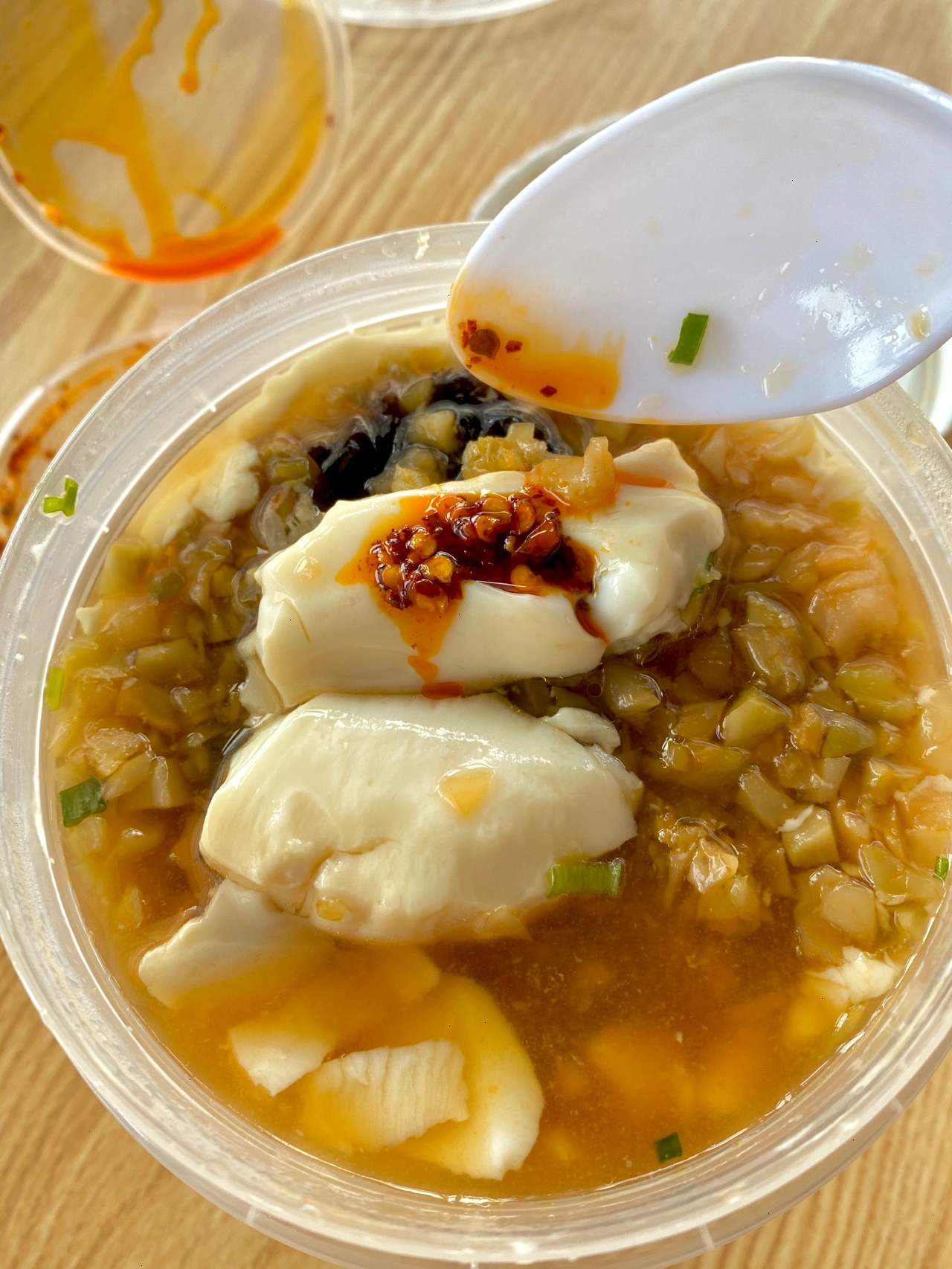 美食吃饭早餐小吃豆腐脑(好多人都吃咸豆腐脑我以前都是吃甜的后面觉得咸的也很好吃啊里面还有紫菜、虾仁和榨菜还送了一个辣椒油 加了一点点)-喵神素材库