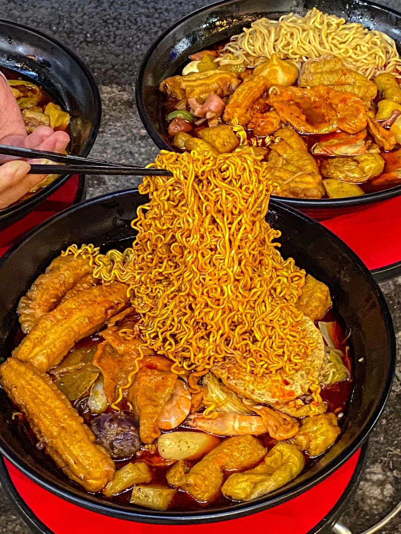 3美食小吃路边摊南京毛孩麻辣烫(藏在巷子里的麻辣烫别有洞天荤素同价，选择超多，干净整齐独家熬制特色汤底，辣度可以自己选择爱吃辣椒的可以另外加)-喵神素材库