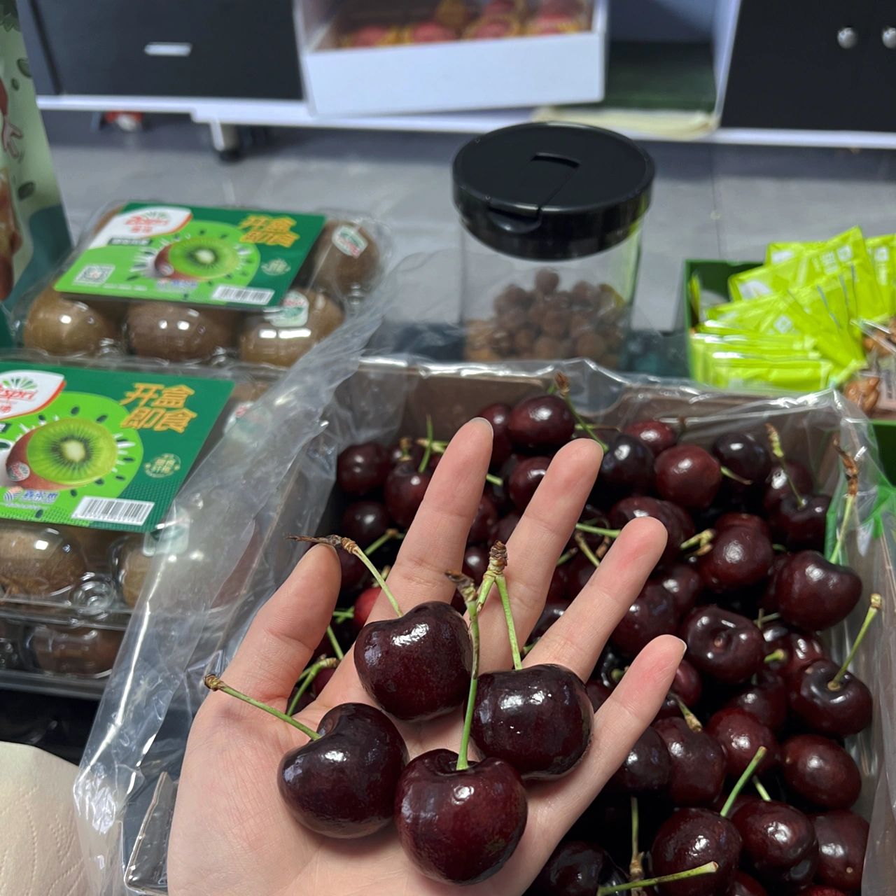 追剧客厅茶几水果车厘子小吃零食(有吃有喝)-喵神素材库