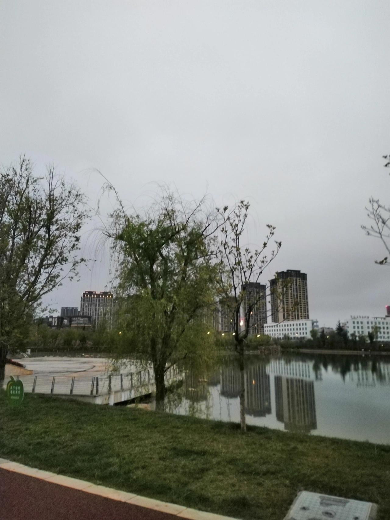 风景晨跑跑步运动健身(脚下的路，没人替你决定方向，心中的梦，没人替你去完成。风吹雨打知生活，苦尽甘来懂人生！其实人生就是一种感受，一种历练，一种懂得！告诉自己，人一定要靠自己。没有等来的辉煌，只有拼来的精彩！早安！ )-喵神素材库