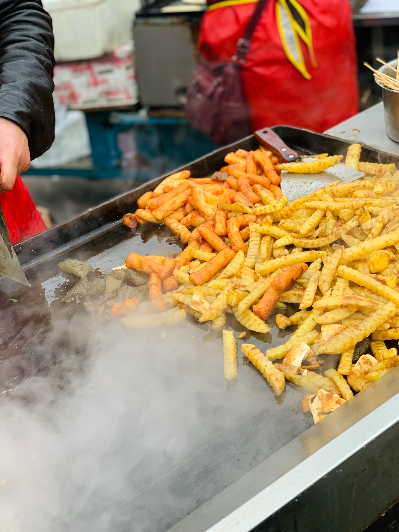 美食路边摊肉夹馍铁板豆腐年糕特色小吃(翡翠城旁边的路边摊太绝了肉夹馍太好吃了 呜呜呜呜真的太好吃了 集美们 可以选肥瘦的 里面可以加兰花干土豆丝他们家和旁边的铁板豆腐一家 是两口子开的年糕一定要吃 答应我 我不是个很喜欢吃年糕的人我看很多人买 我就尝一下 真的很好吃 甜甜的 韩式风味～绝)-喵神素材库