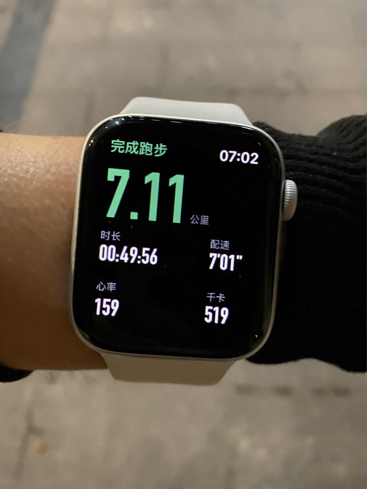 晨跑运动锻炼风景运动手表(今天跑完练习的时候，大腿后侧有点拉伤的感觉。过两天小贝回来了，生活可能没那么规律了。 )-喵神素材库