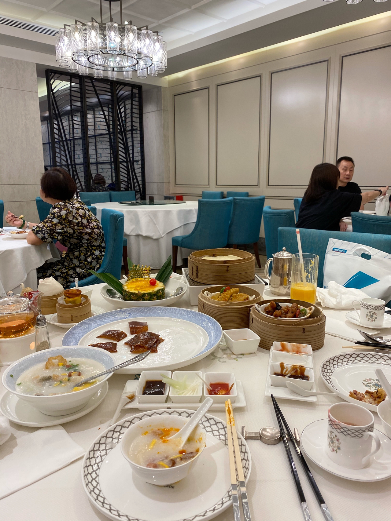 早茶早餐烤鸭甜品餐具餐厅(虽然本地的更喜欢去传统的酒家喝早茶，但是八月翠园的早茶还是很值得一试的，很精致。价格会偏贵，要收百分之十的服务费。人多的话人均下来还是比较划算的，而且服务态度很好，装修也很雅致大气。 )-喵神素材库