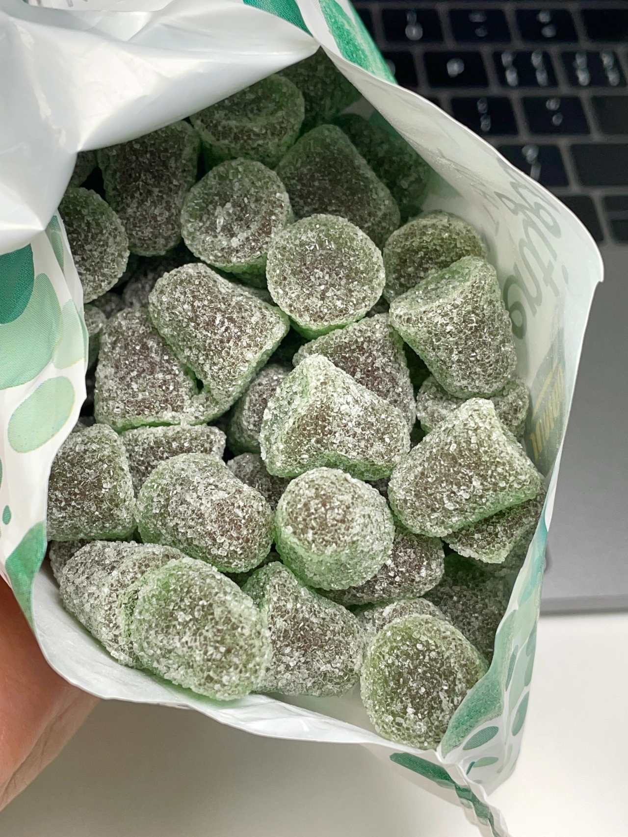 零食上班零食(打开就闻到很清凉的薄荷味，不辣嘴！特别好嚼还不粘牙，吃完嘴里凉嗖嗖，好提神。)-喵神素材库