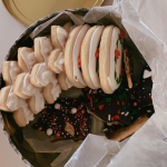 美食小吃零食饼干(一个平时不和我聊天也不约我的男生，上次吃饭送了我一盒巧克力。我给他发了消息他到现在还没回，他是不喜欢聊天吗？男生会随便送女生巧克力吗)-喵神素材库