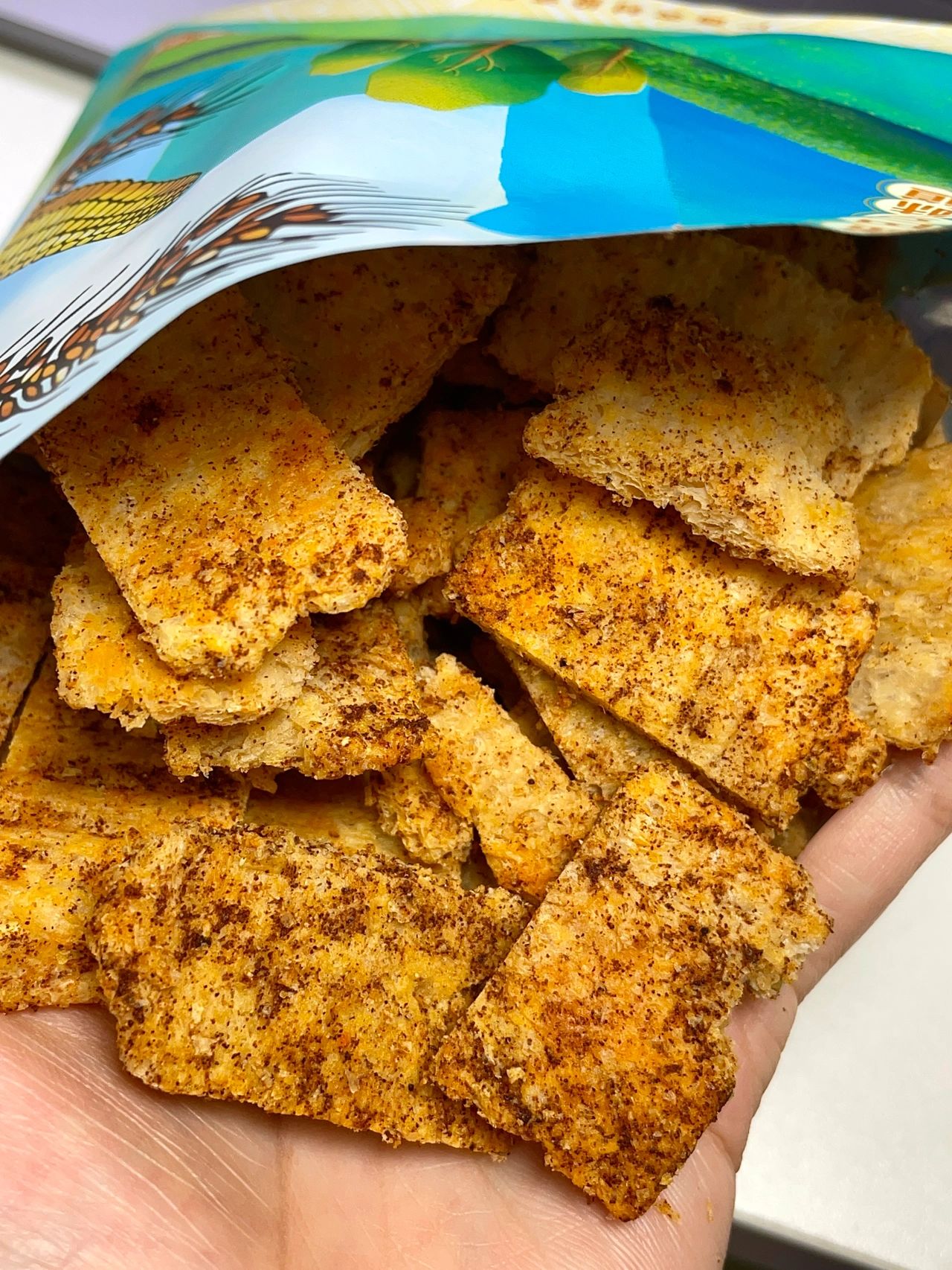 书桌笔记本锅巴零食(第一次吃这种口感的锅巴，跟千层酥一样！)-喵神素材库