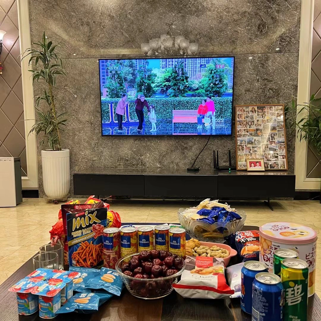 3客厅电视茶几零食酸奶饮料周末( 周末休闲时光)-喵神素材库