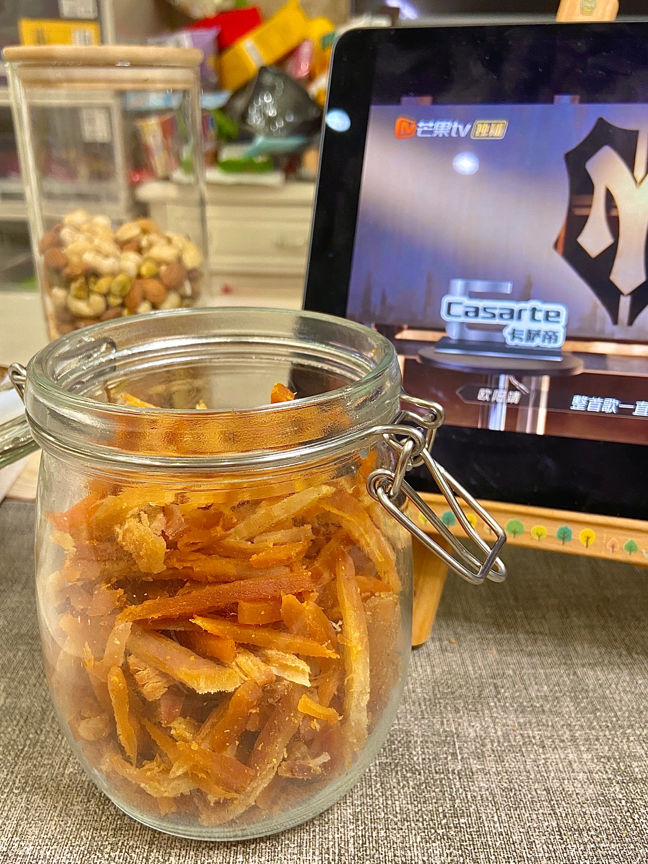 鱿鱼耳丝美味零食书桌(不知道你们有没有试过这玩意儿…还挺好hao吃的…就是费我腮帮子…鱿鱼耳)-喵神素材库