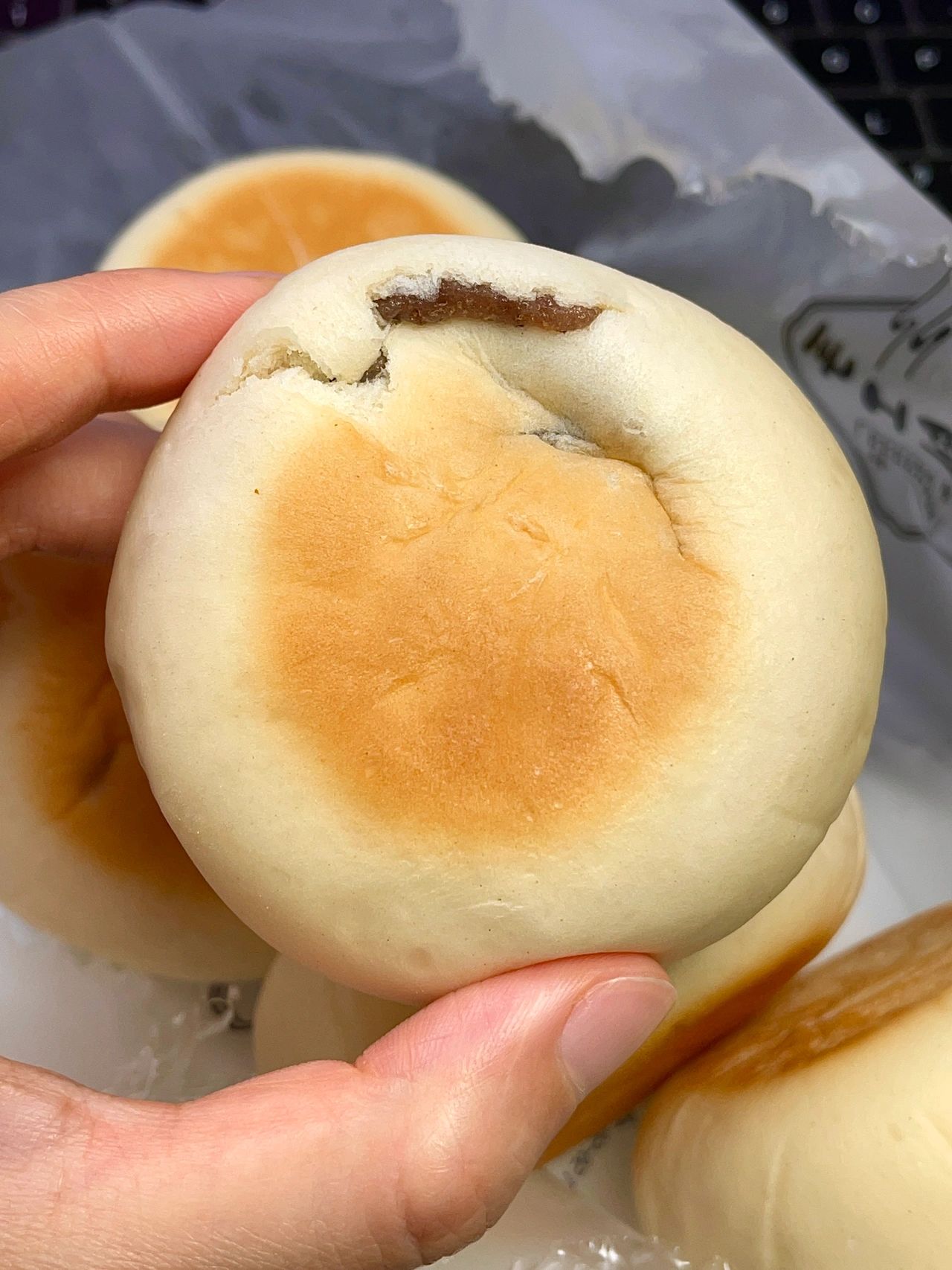 小吃零食糕点点心笔记本加班(松软有嚼劲，湿润润的饼皮，嚼着是淡淡的蛋奶香！里头的带皮红豆馅特别又绵又糯，好吃还不腻！！)-喵神素材库