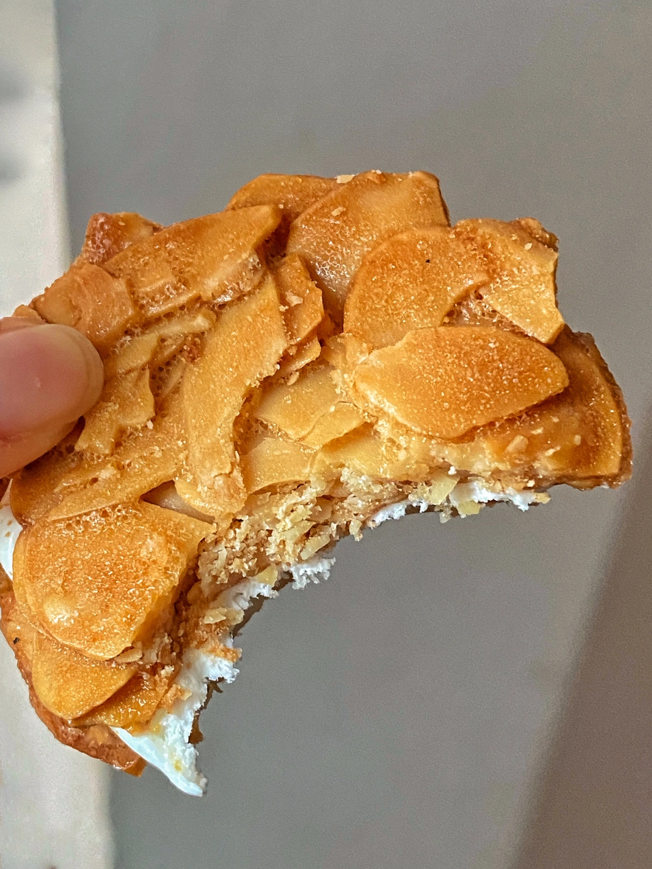 2好物分享零食分享牛轧糖饼干(这是什么天仙配啊……比牛扎饼干还好吃)-喵神素材库