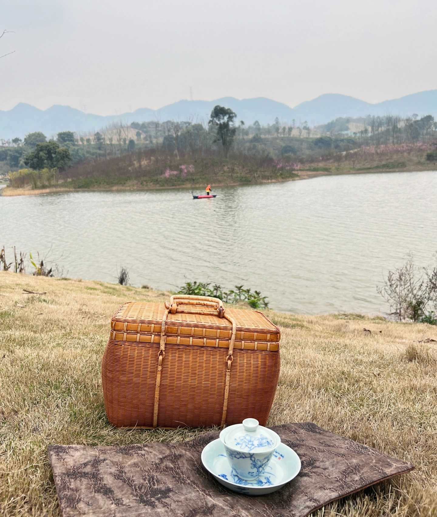 2喝茶茶具茶杯茶壶户外河边零食水果(第一次在外喝茶)-喵神素材库