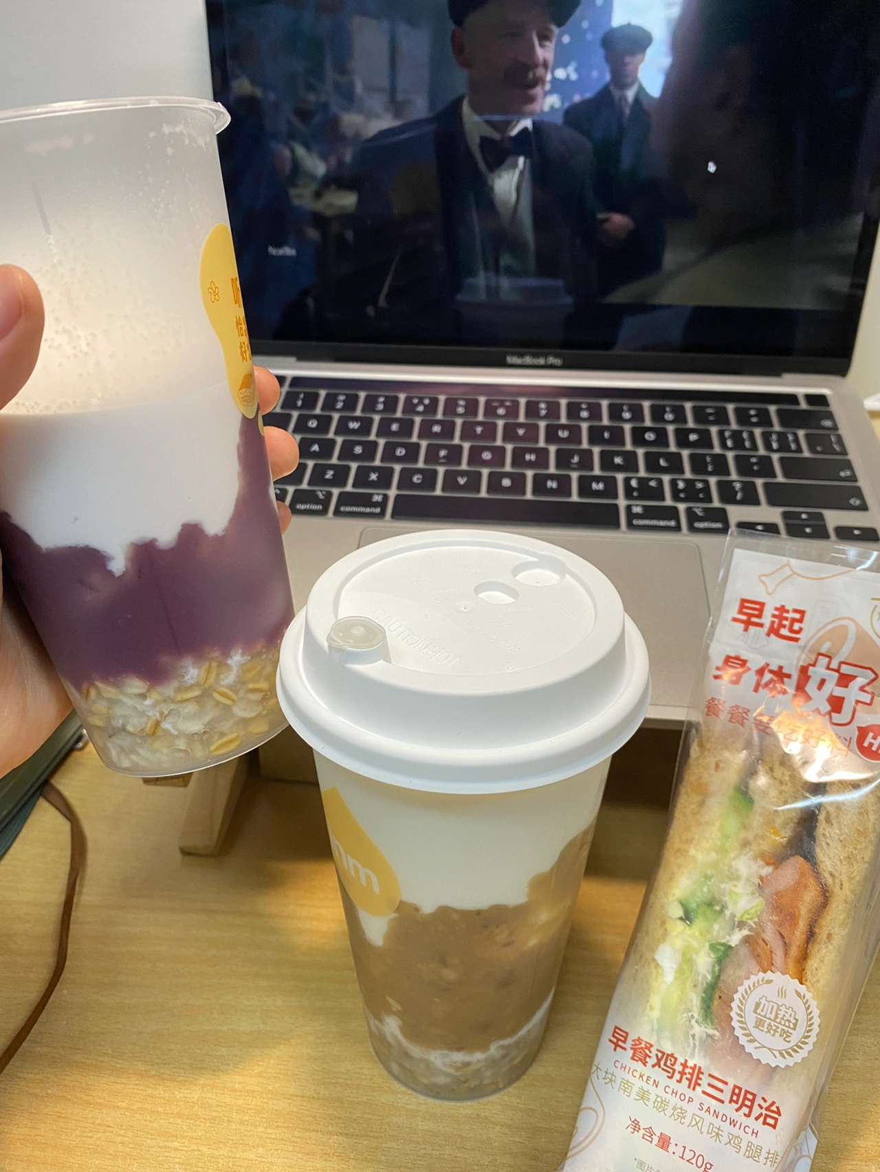 零食追剧紫薯牛奶栗子牛奶( 吃着零食追剧)-喵神素材库