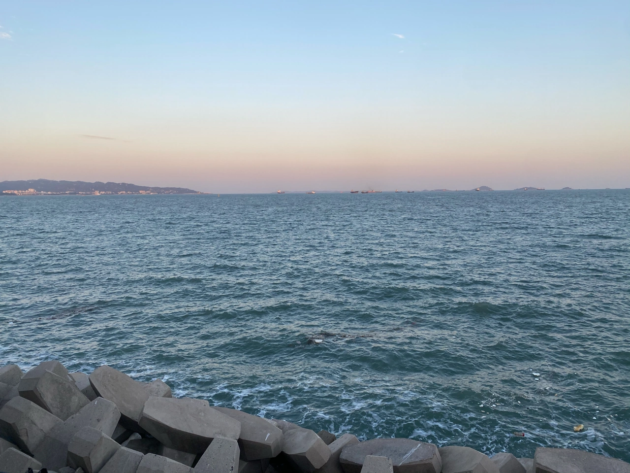 2海边日落拍照背影咖啡零食影子(这天没什么课，突发奇想一起去看落日吧，就和室友一起骑着小电驴到海边了～ )-喵神素材库