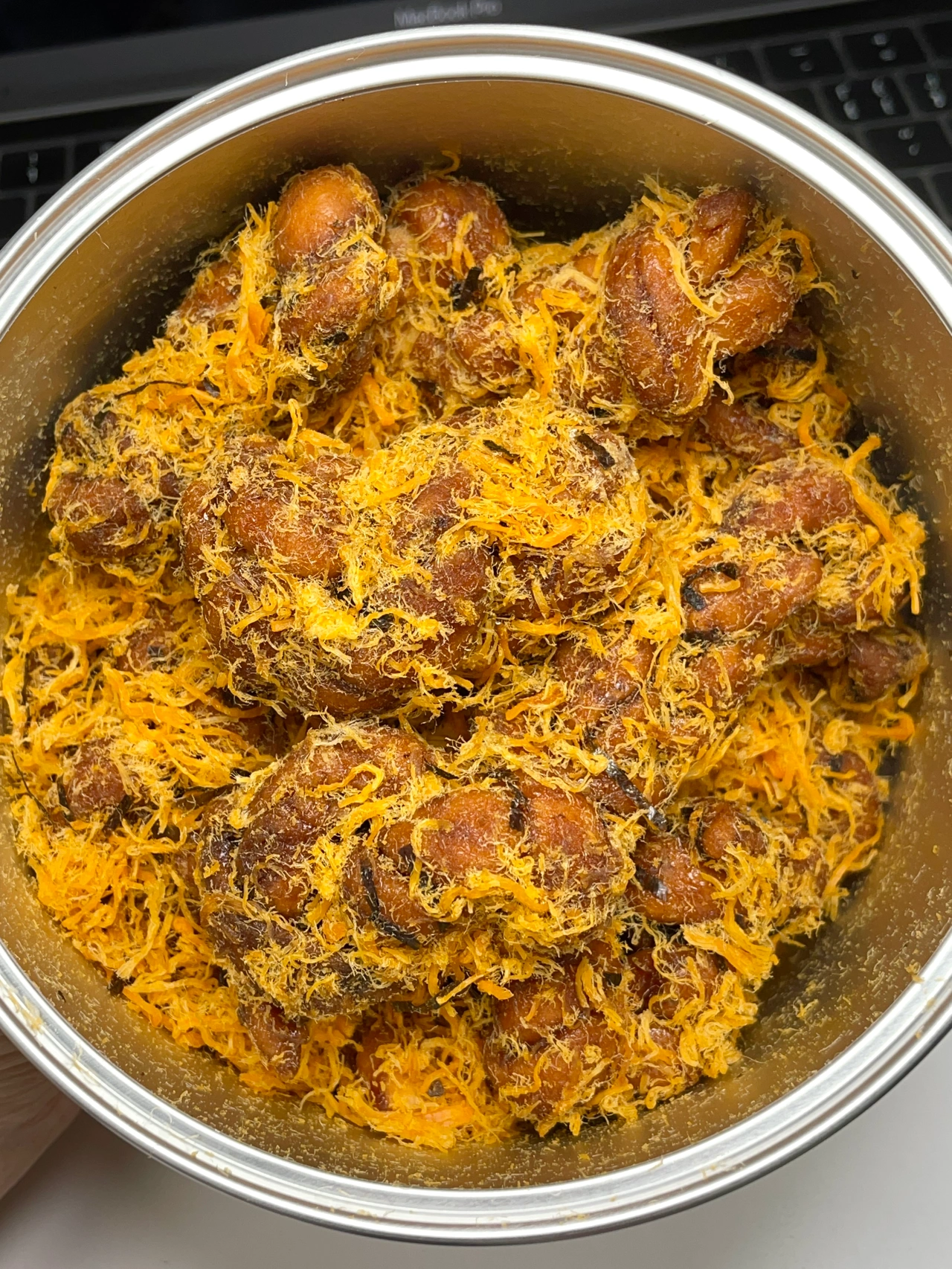 7肉松脑袋肉松控麻花肉松麻花性价比零食(真肉松，越嚼越香的那种！！真就是肉松里找麻花吃，红糖麻花特别紧实，很脆一次能炫上大半罐)-喵神素材库