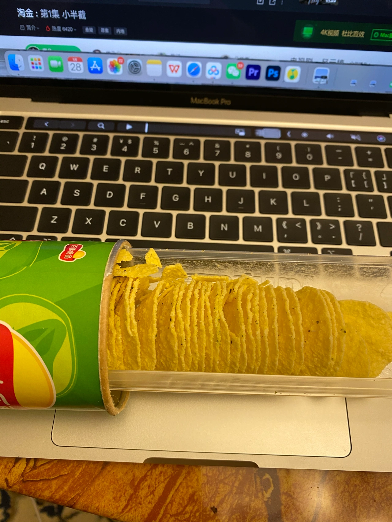 零食薯片工作( 感觉罐装的薯片比袋装好吃)-喵神素材库