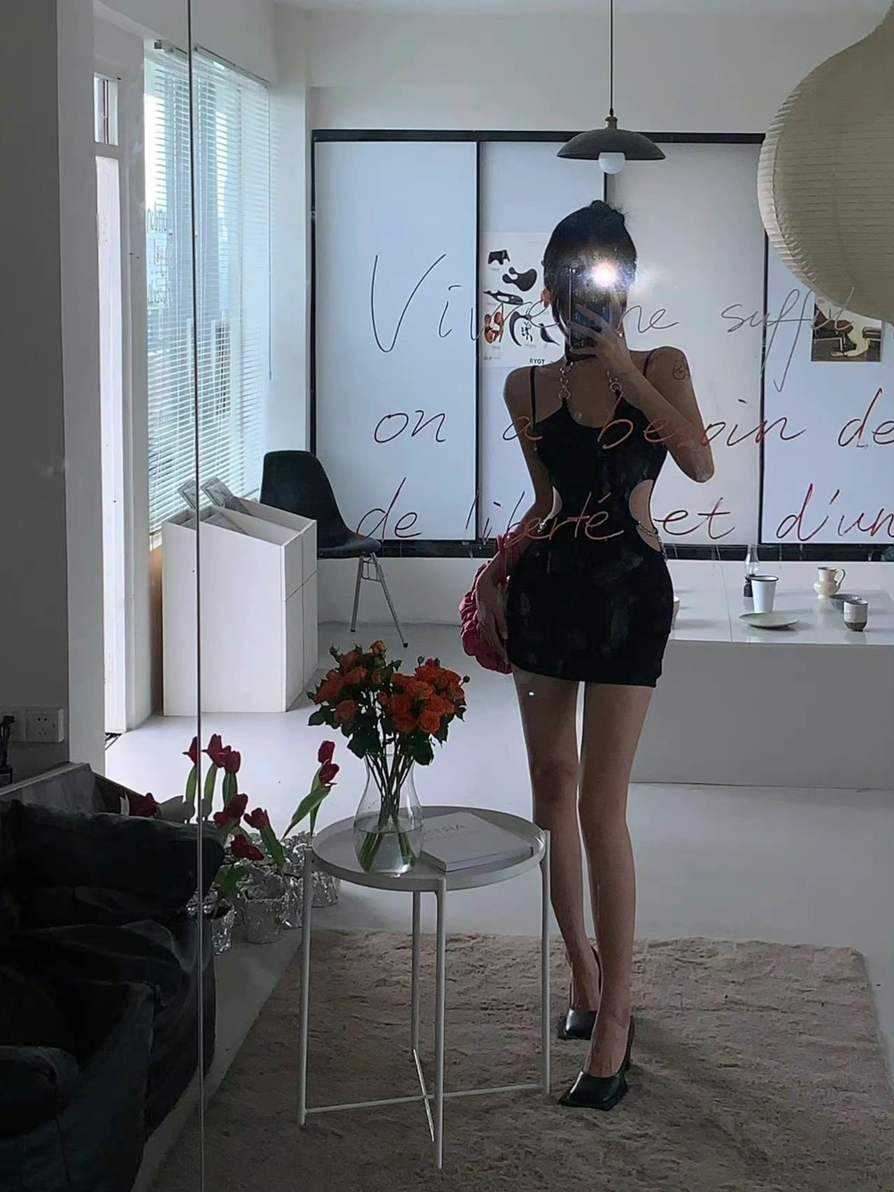 美女身材自拍穿搭鲜花插花(根本都没有解决的问题,都攒到了一起,到最后我说了违心的话,他也就随了我的意。 ​​​ )-喵神素材库