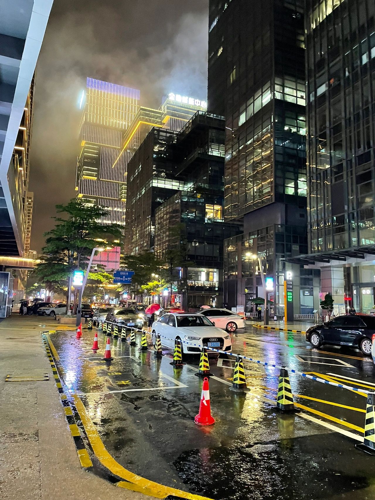 城市夜景下雨霓虹灯街景(雨有点小了，没有伞的我是不是能回家了呢)-喵神素材库