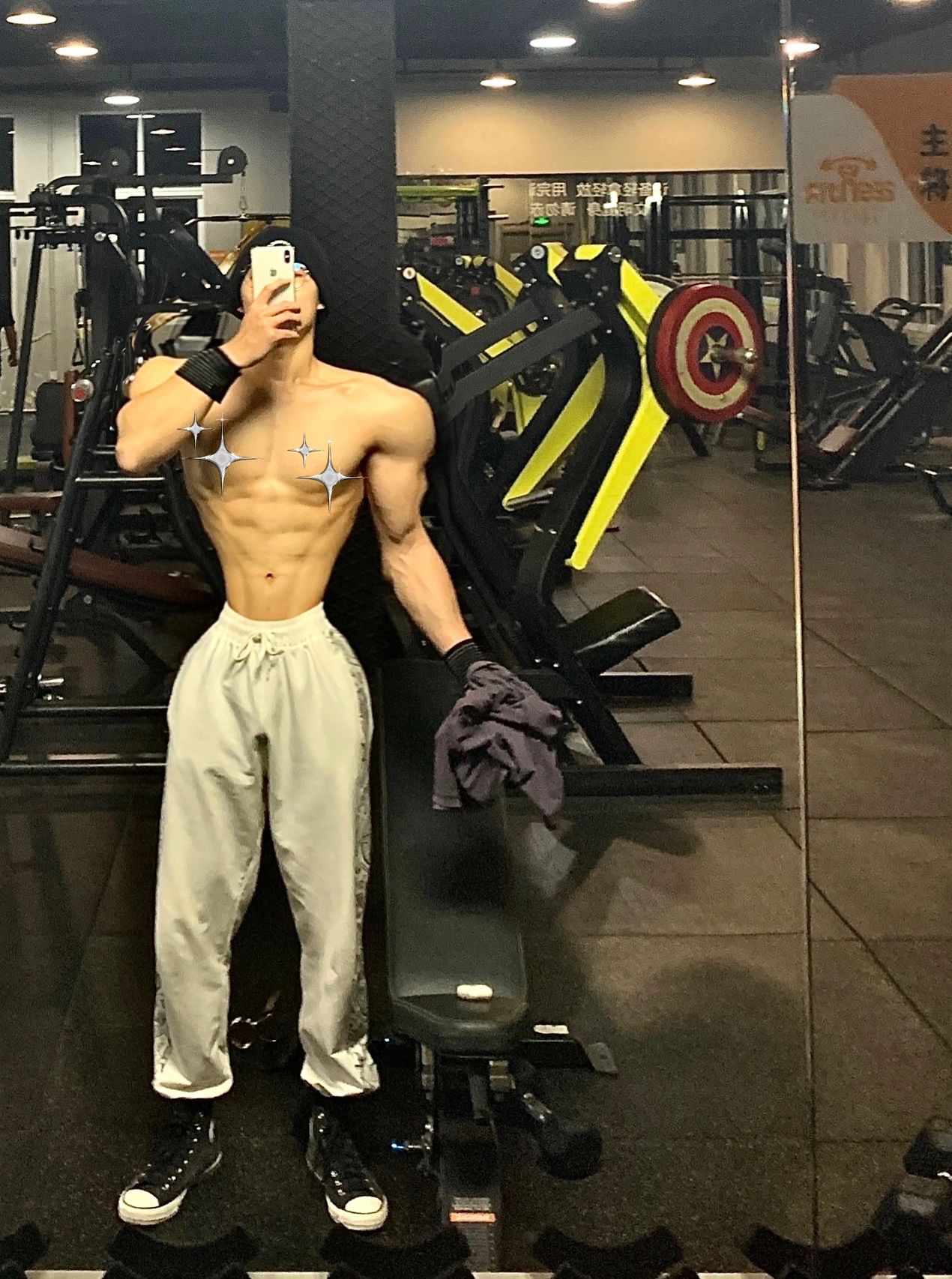 健身运动胸肌腹肌自拍(男生还是得练点小肌肉)-喵神素材库